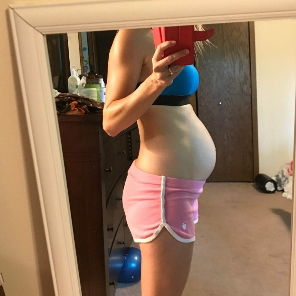 Cristina Edelstein takes a side view picture of her body at 1 month postpartum.